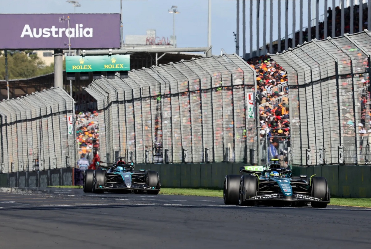 Alonso se escapa de Russell, la batalla por la P6 terminaría abruptamente en la última vuelta. (Steve Etherington)