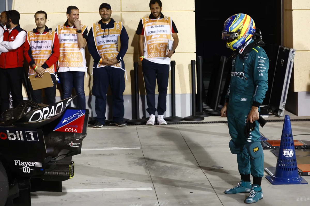 Alonso observa el Red Bull de Pérez en el paque cerrado. (Sam Bloxham)