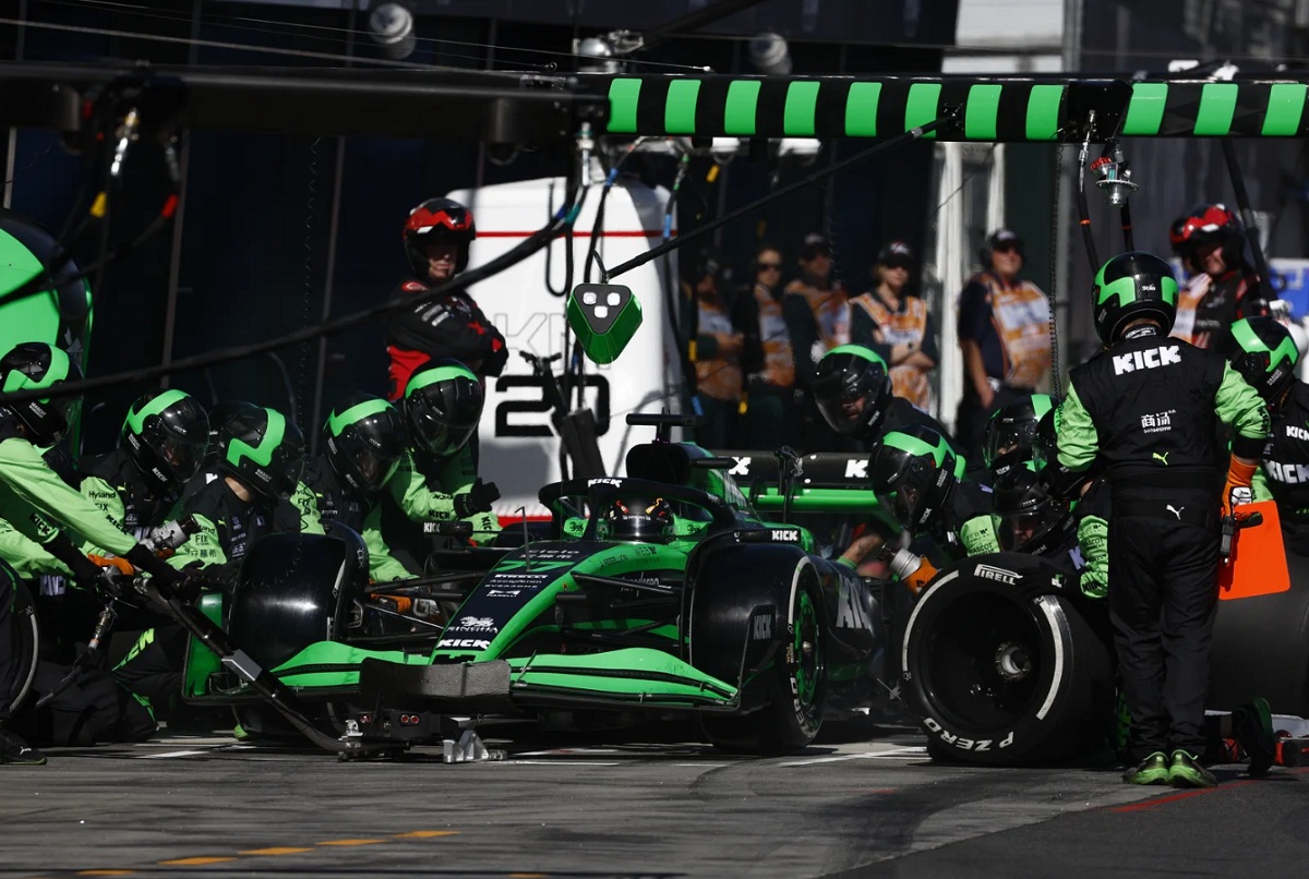 Bottas en el primer pit stop durante el Gran Premio de Australia. (Zak Mauger) 