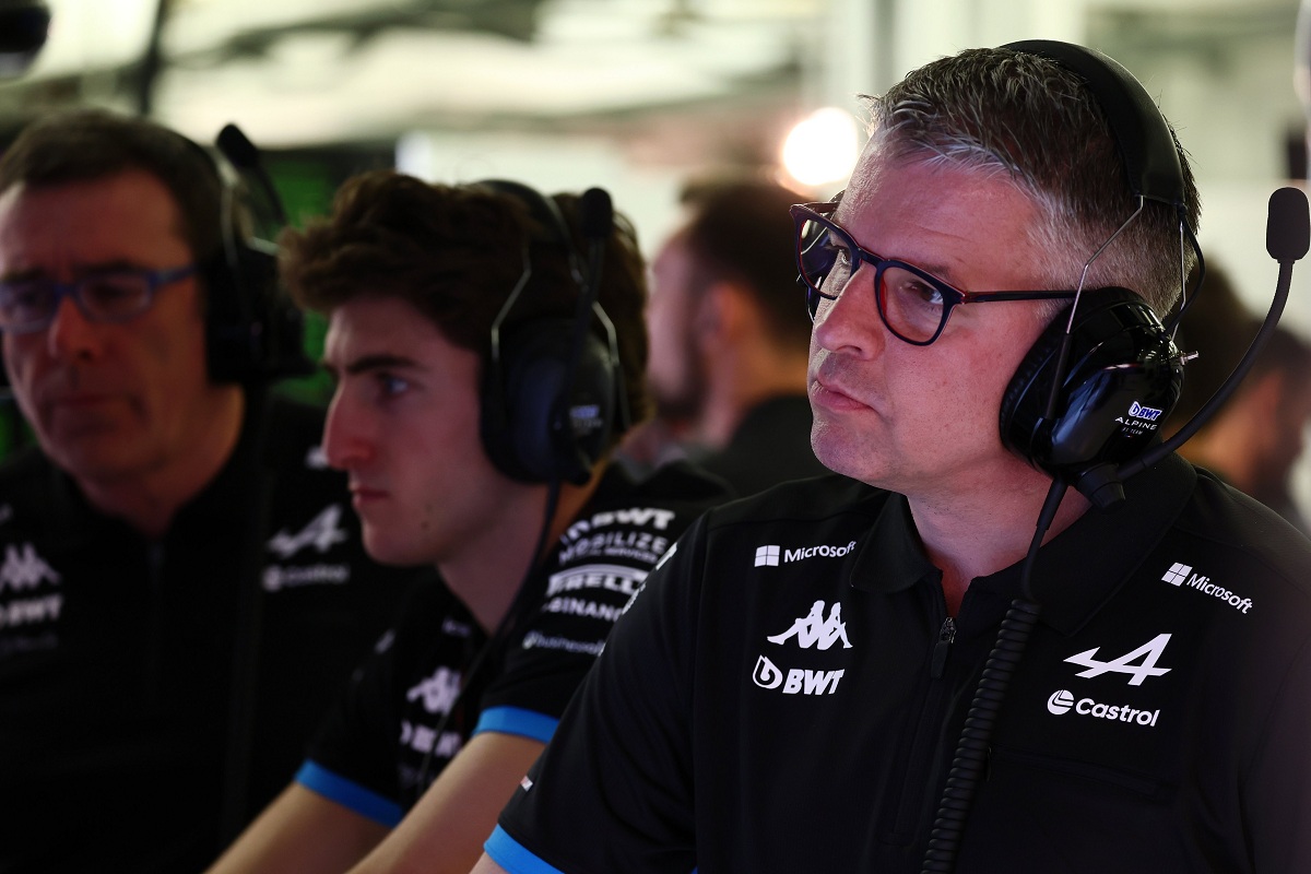 Harmam -a la derecha- renunció a la dirección técnica antes de partir con el equipo a Bahrein. (XPB Images)