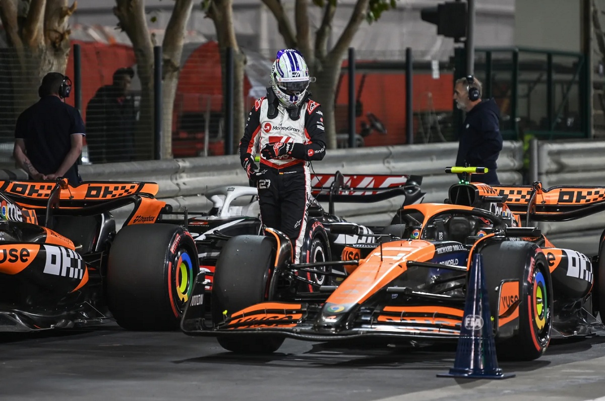 Hülkenberg, que llegó a Q3, observa el McLaren de Piastri. (Mark Sutton)