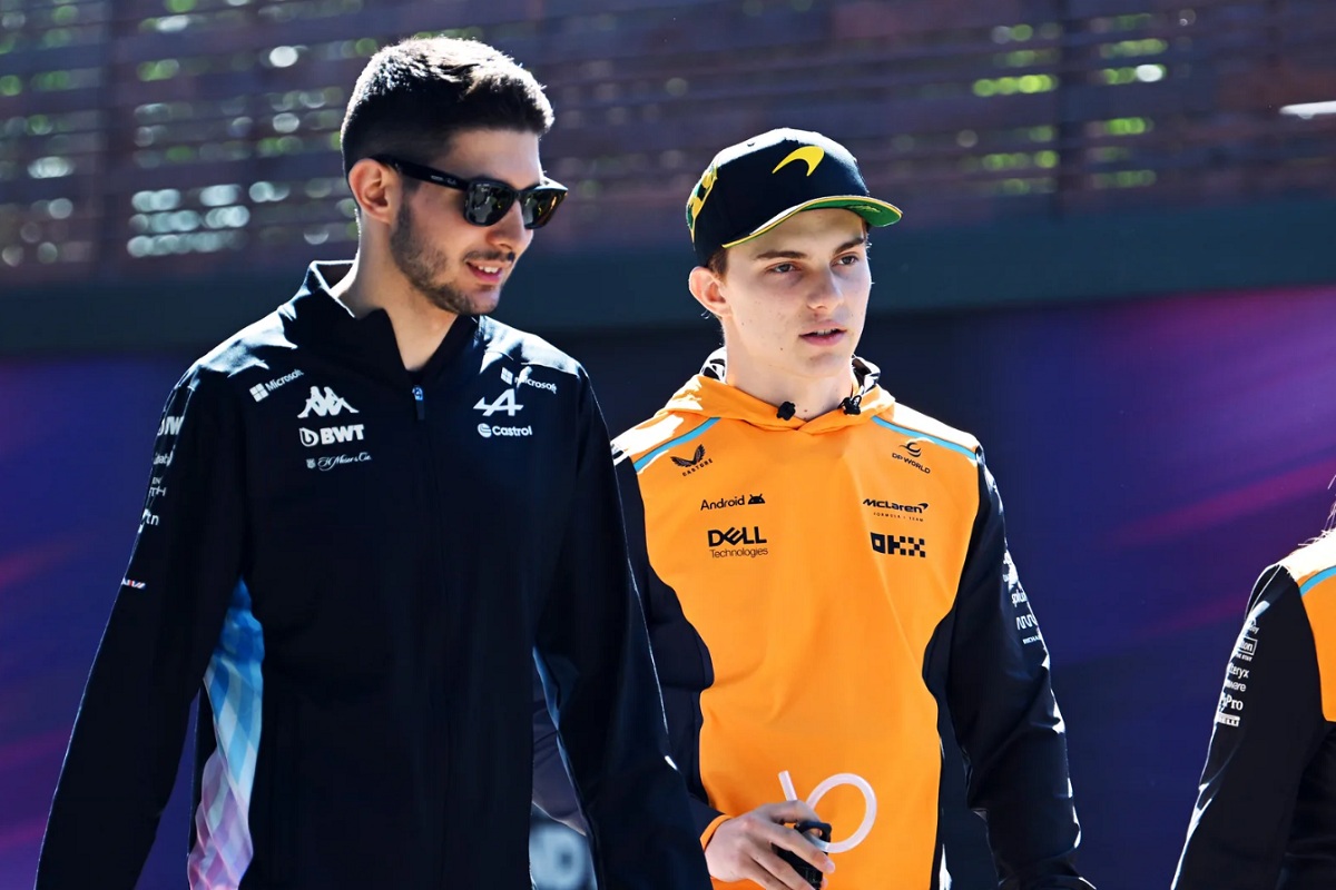 Ocon habla con Piastri después de la rueda de prensa en el Albert Park. (Mark Sutton)