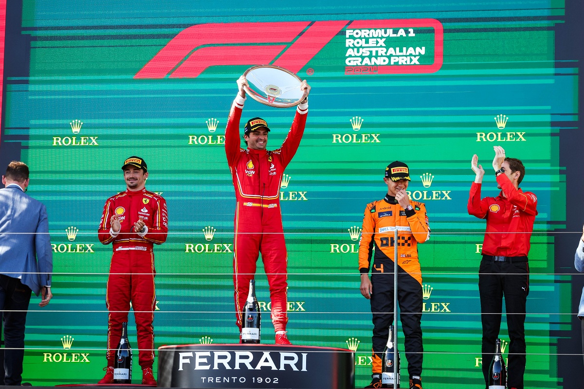 Sainz levanta el plato que reproduce el volante de uno de los coches de Jack Brabham, el trofeo del ganador en Australia. (F1)