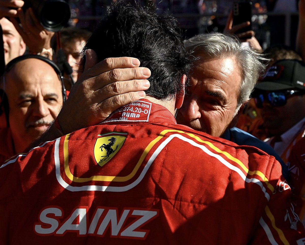 El abrazo entre Carlos y su padre, el "Matador" Sainz, en el parque cerrado. (cuenta de Carlos Sainz Sr. en X / @CSainz_oficial)