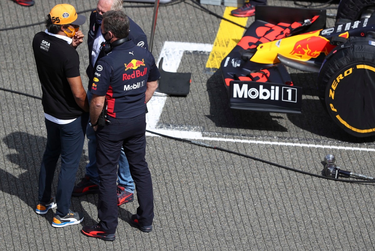 Sainz, entonces piloto de McLaren, hablando con Horner y Marko. (Archivo / Charles Coates, 2020) 