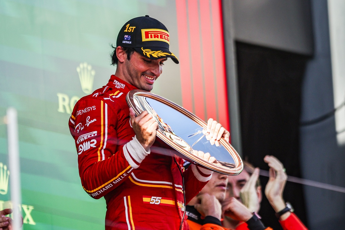 Sainz ganó en Melbourne con 1-2 de Ferrari incluído