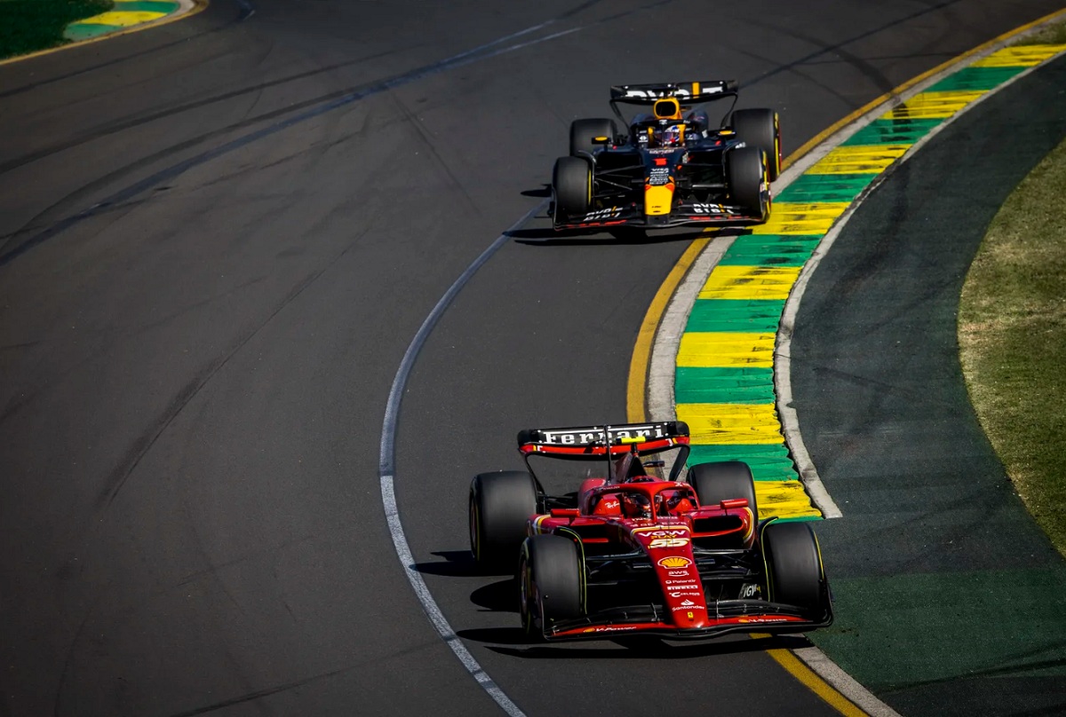 Sainz al frente de la carrera y comienza a escaparse de Verstappen. (Sam Bloxham)