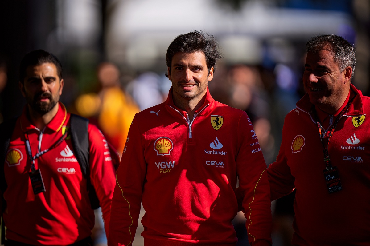 Sainz en el paddock del Albert Park. (Ferrari Media Centre)