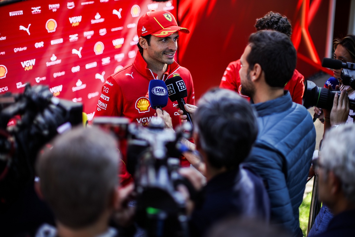 Sainz en rueda de prensa. (Xavi Bonilla / DPPI / Ferrari Media Centre)