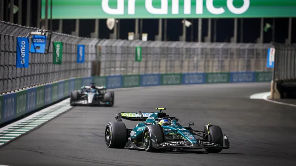 Russell se queja tras quedarse “atascado durante 40 vueltas” detrás de Alonso: “Frustrante”