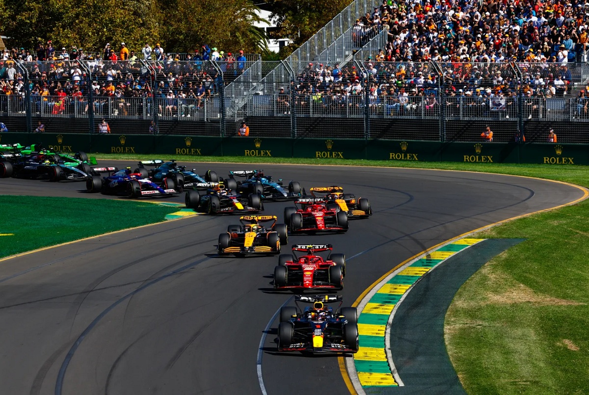 Verstappen intenta escapar de Sainz en la primera curva. (Sam Bloxham)