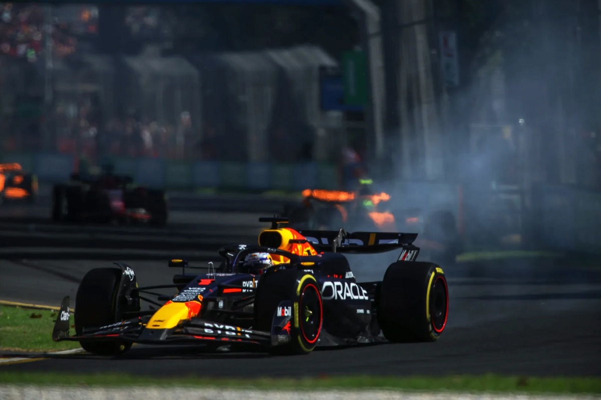 Comienza a echar humo el Red Bull de Verstappen. (Mark Horsburgh)