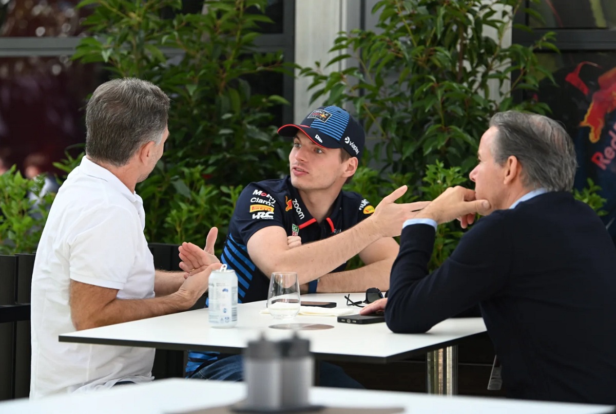 Previa a la reueda de prensa fue visto compartiendo una charla con Horner y su manager Raymond Vermeulen. (Mark Sutton)