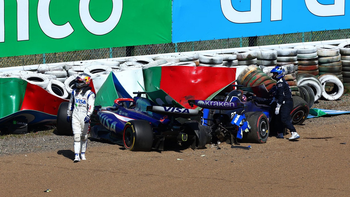 Albon, incrustado en las barreras, luego de chocar con Ricciardo. (Getty Images) 