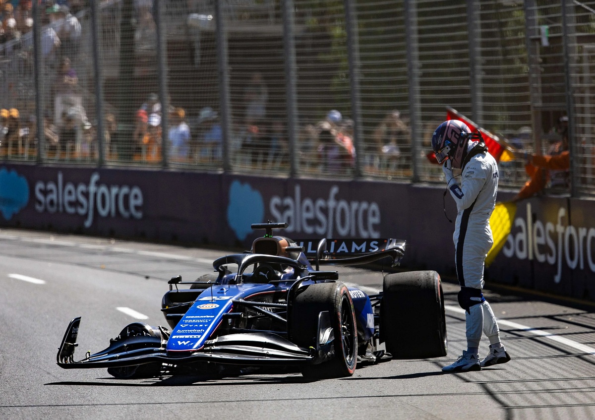 Albon se toma la cabeza al ver como quedó su Williams después estrellarse durante la PL1. (F1)