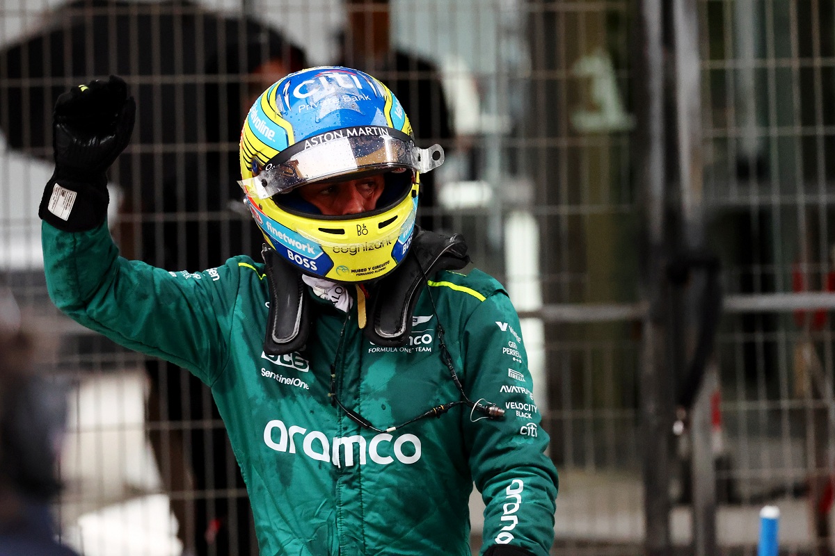 Alonso celebra la P3 en el parque cerrado. (XPB Images)