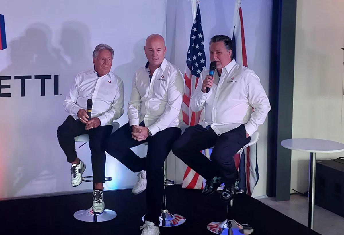 Michael Andretti, junto a su padre Mario y su socio Dan Towriss, en la presentación en las nuevas instalaciones de Silverstone. (Andretti Global)