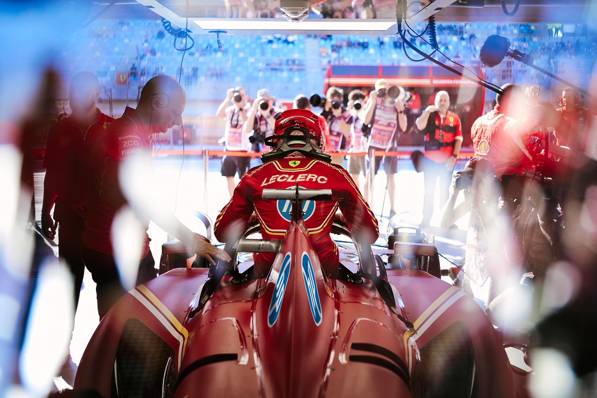 Ferrari difundió imagenes de como lucirá el logo de HP en el coche y los monos. (Ferrari Media Centre)