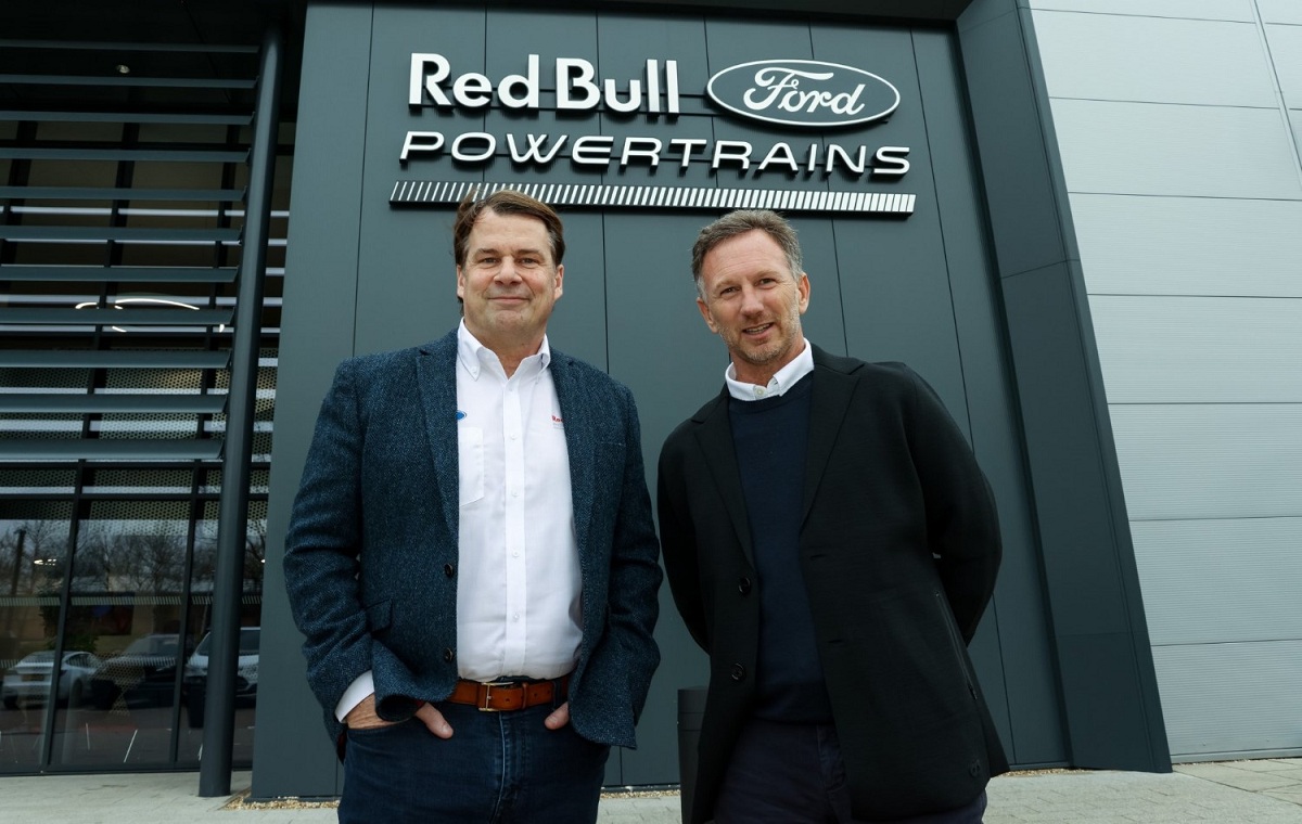 Horner con Jim Farley, CEO de Ford, durante una visita a la fábrica de RB Powertrains. (Archivo / Red Bull Content Pool)