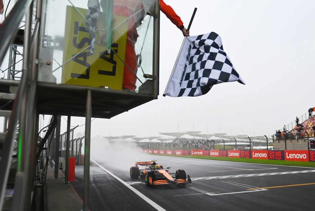 Norris recibe la bandera a cuadros en el cierre de la vuelta que le dio la pole. (Mark Sutton)