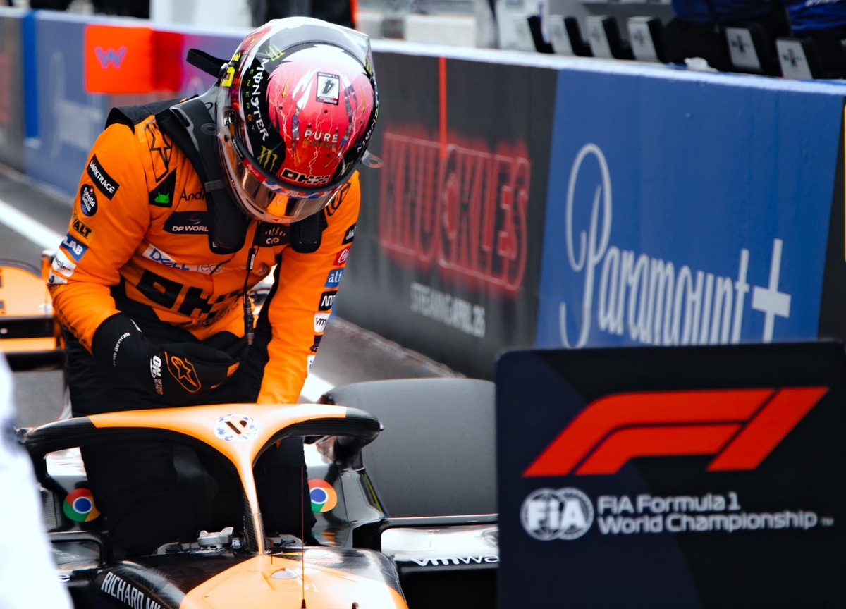 Norris bajando del coche en parque cerrado. (McLaren Racing)