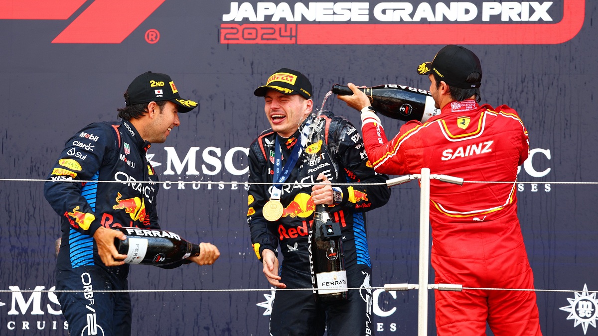 Checo y Sainz bañan al ganador Verstappen en el podio. (Red Bull Content Pool)