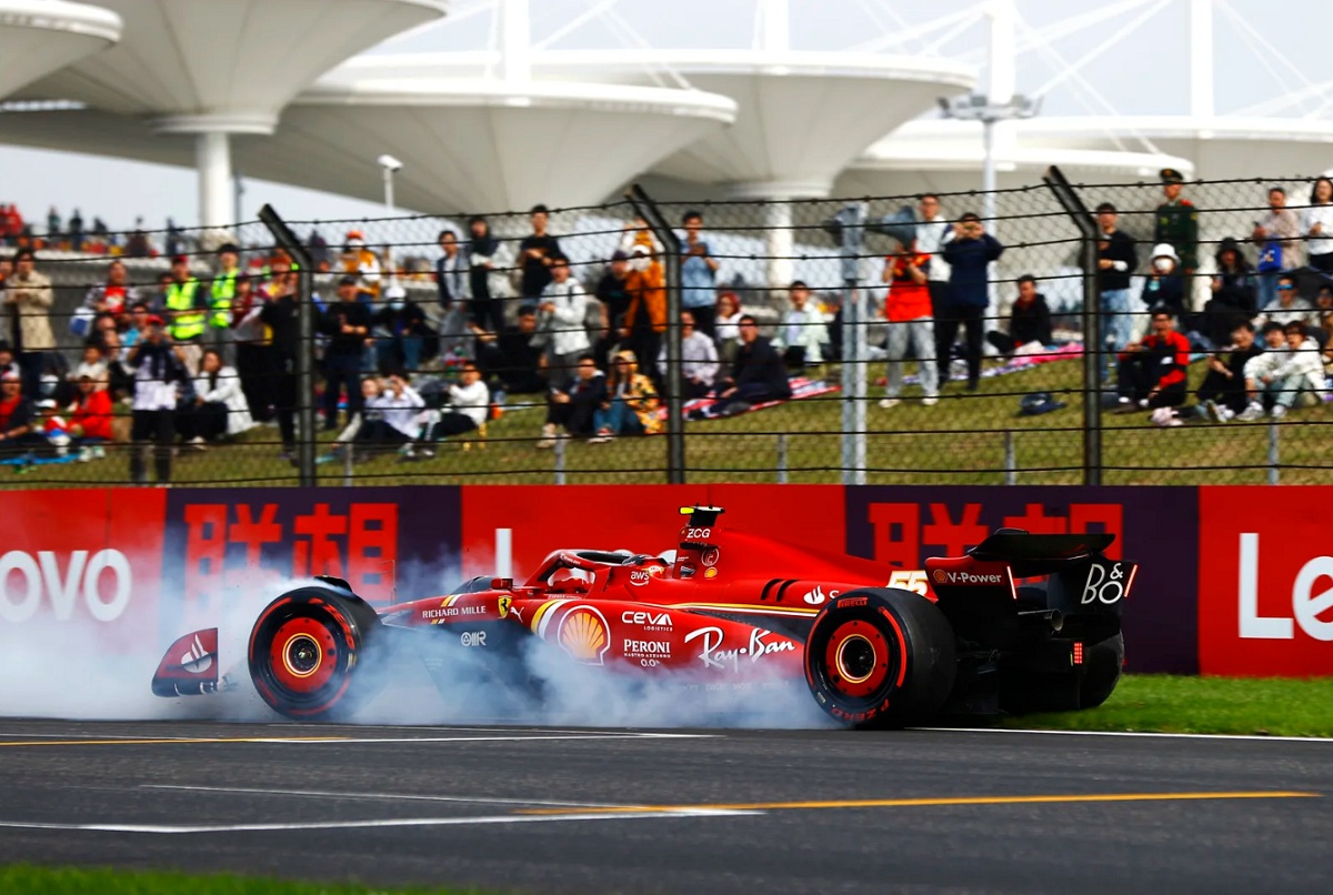 Sainz hace trompo después de pisar el piano de la curva 16, golpearía contra las barreras de la pared interna. (Andy Hone)