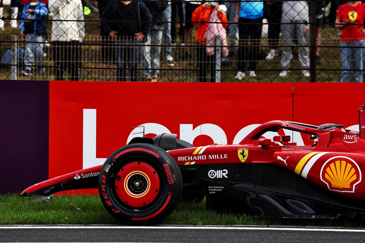 Sainz chocó contra las barreras originando una bandera roja en Q2, Aston Martin reclamaría que no el español no debió continuar la Qualy. (XPB Images) 