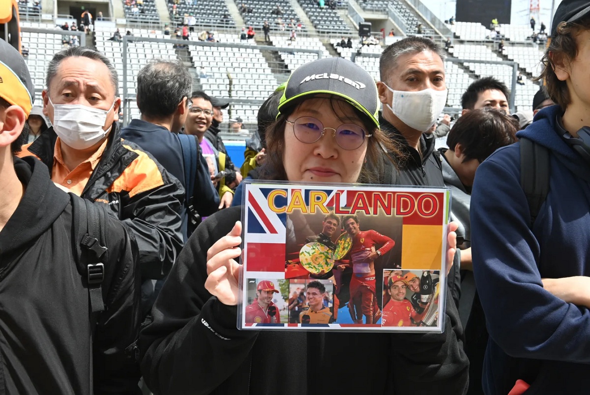 Una fan de McLaren expresando su cariño por Sainz y Norris en el paddock. (Mark Sutton) 