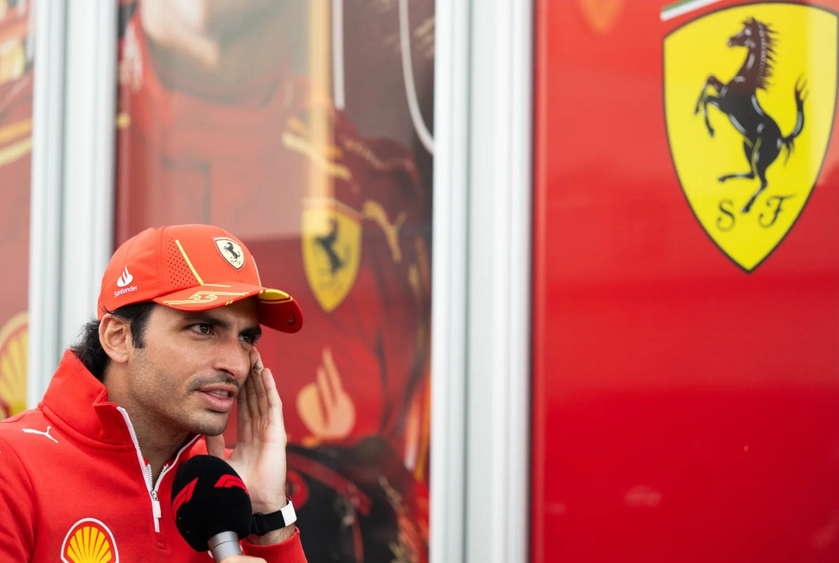 Sainz brindando una nota a F1TV en el hospitality de Ferrari. (Simon Galloway)