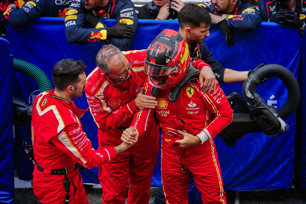 El español es saludado en el parque cerrado por sus ingenieros. (Ferrari Media Centre)