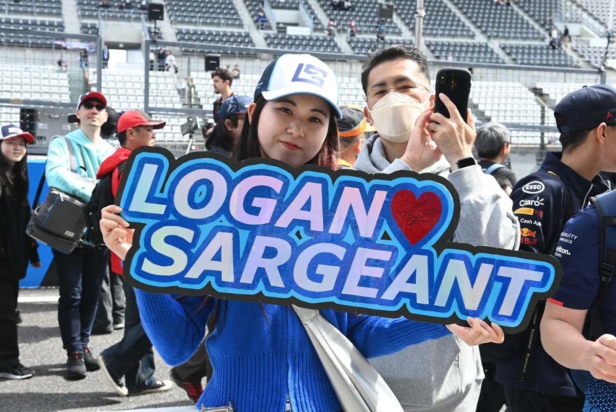 Una fan expresando en el paddock de Suzuka su apoyo a Sargeant. (Mark Sutton) 