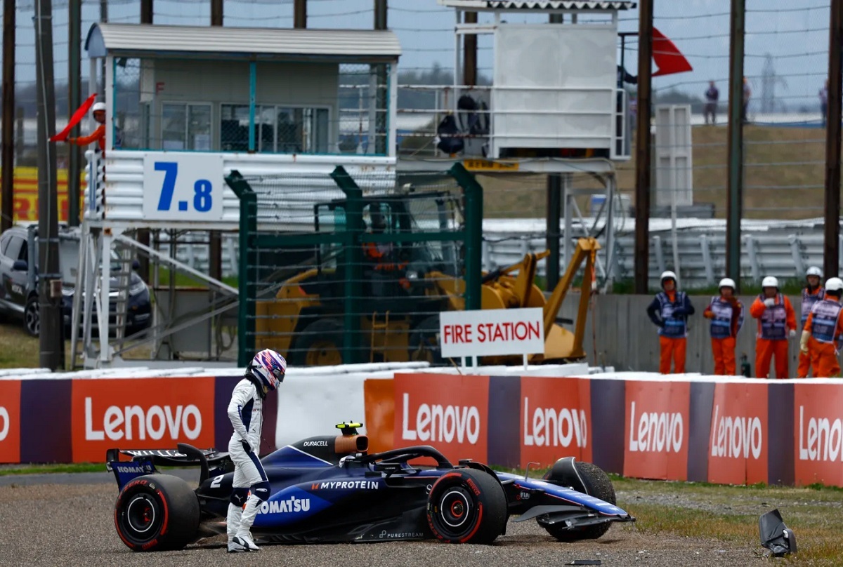 Sargeant observa el Williams después de chocar contra las defensas en Dunlop. (Sam Bloxham)