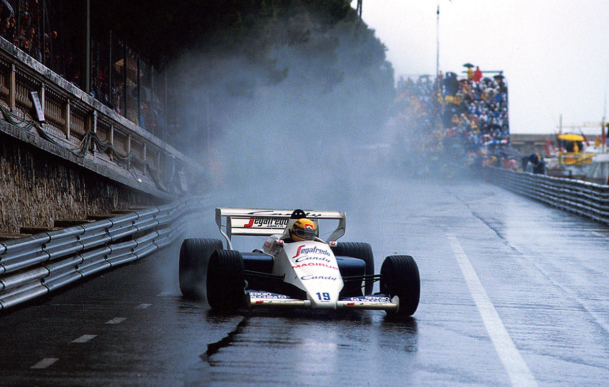Senna con el Toleman en la materclass bajo la lluvia de Mónaco. (XPB Images)