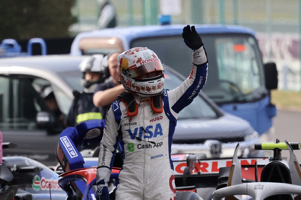 Tsunoda saluda al público en parque cerrado. (Suzuka International Racing Circuit)