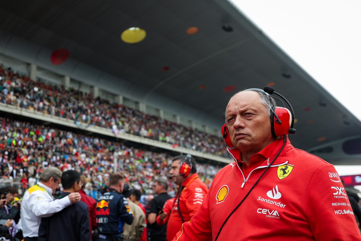 Vasseur recorre la parrilla en la previa del GP de China. (Florent Gooden / DPPI / Ferrari Media Centre)