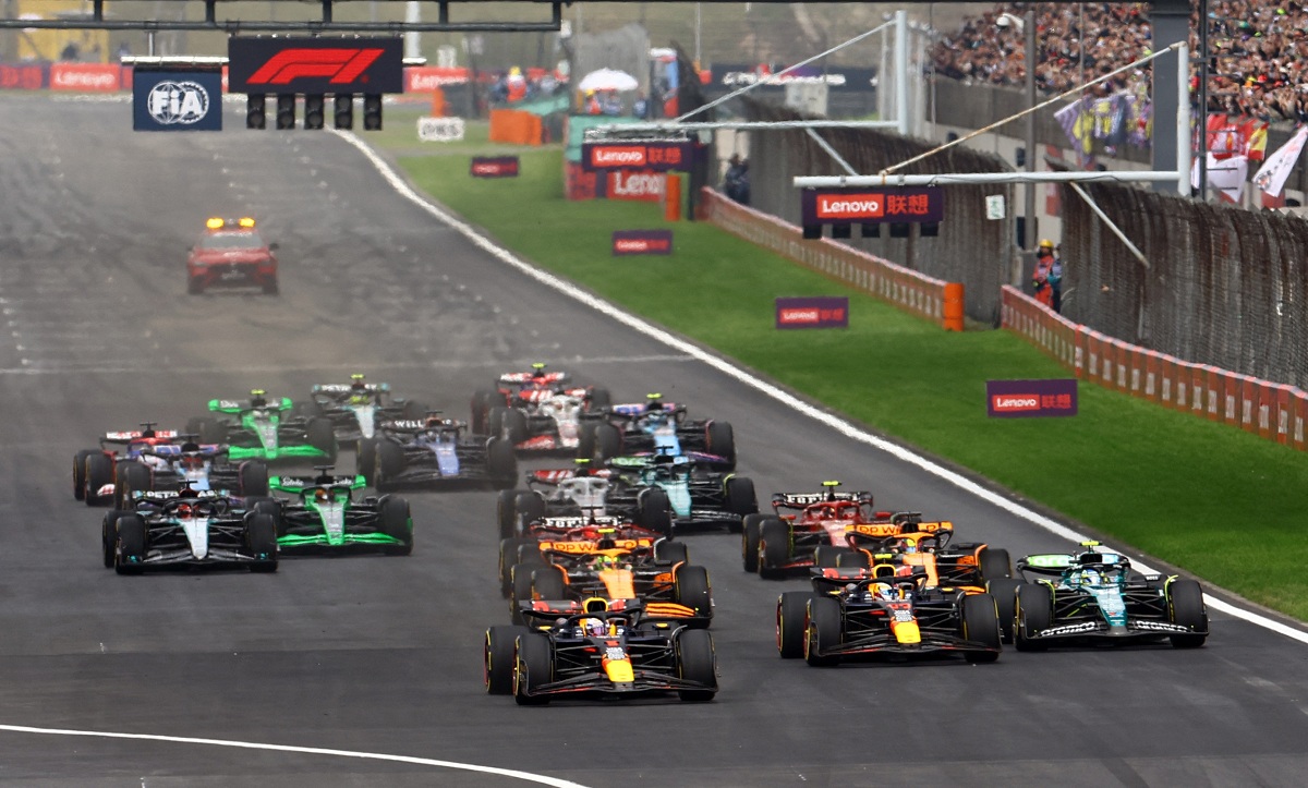 Verstappen ya tiene la cuerda en la salida mientras que Alonso sorprende a Pérez por el exterior. (Edgar Su / REUTERS)