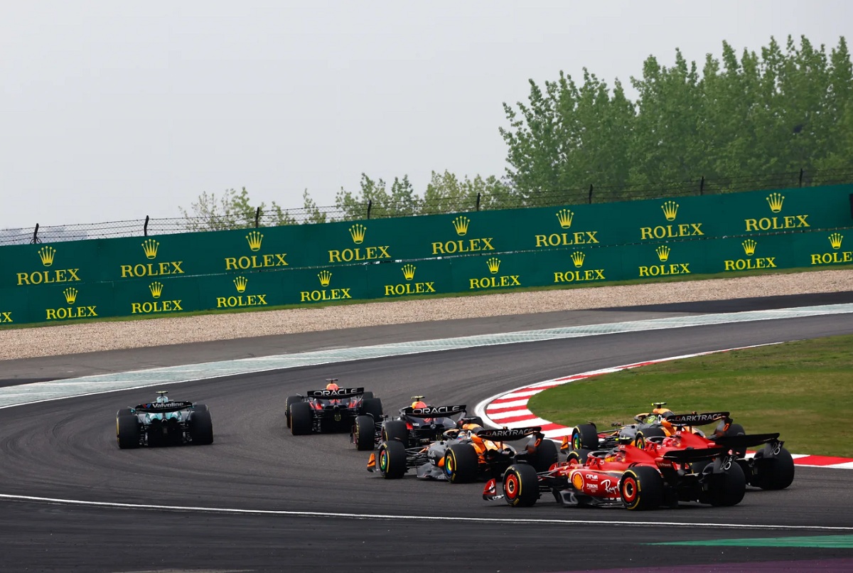 Verstappen se escapa en la punta mientras Alonso le gana la batalla a Pérez por el segundo lugar. (Zak Mauger)