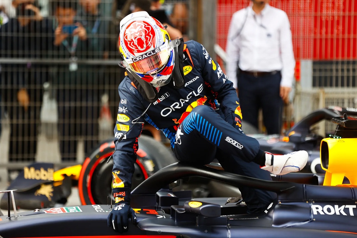 Verstappen se baja del coche en parque cerrado. (XPB Images)