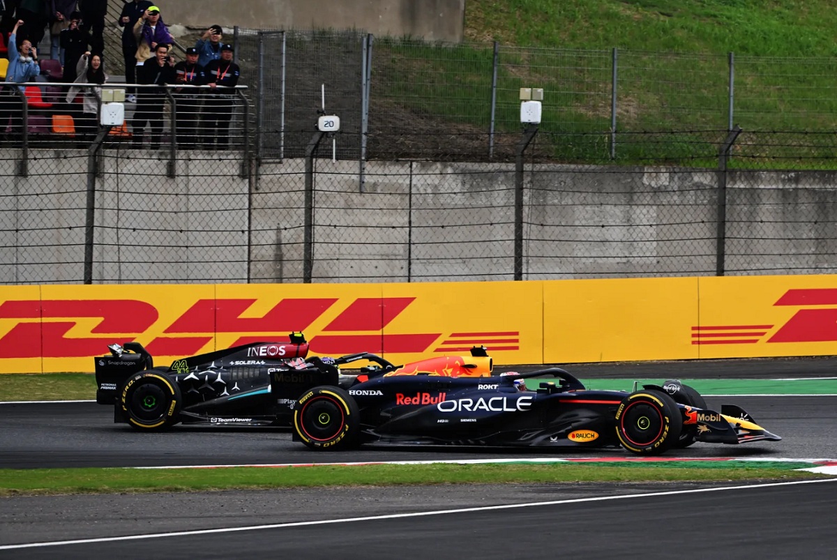 Verstappen superá a Hamilton por la primera posición. (Mark Sutton)