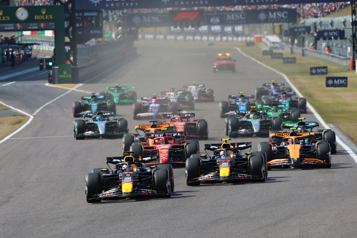 Verstappen vuelve a ganarle la salida a Pérez en la segunda largada (Suzuka International Racing Circuit)