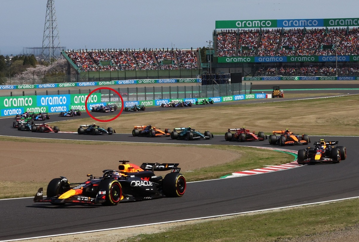 Verstappen se escapa de Pérez en la primera salida, de fondo, marcado con un círculo, Ricciardo colisiona con Albon. (Suzuka International Racing Circuit)