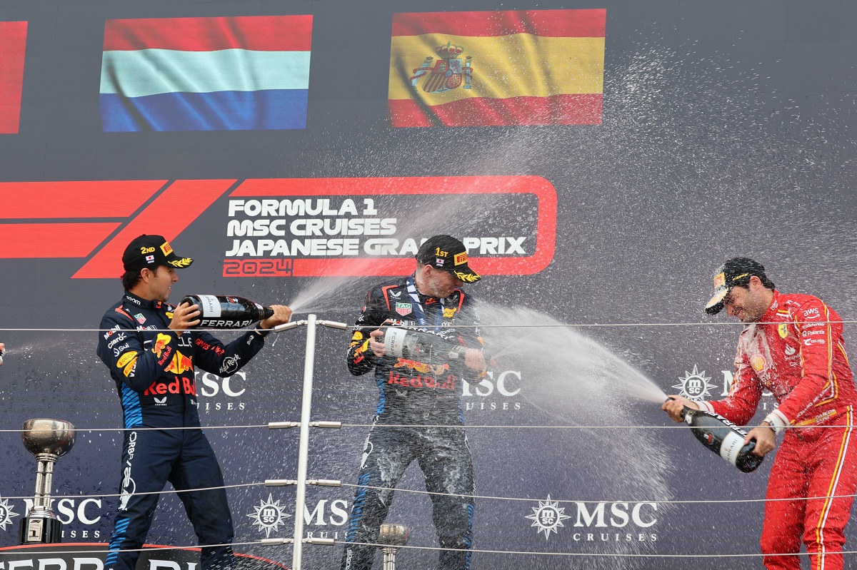 El festejo en el podio con Pérez y Sainz. (Suzuka International Racing Circuit)