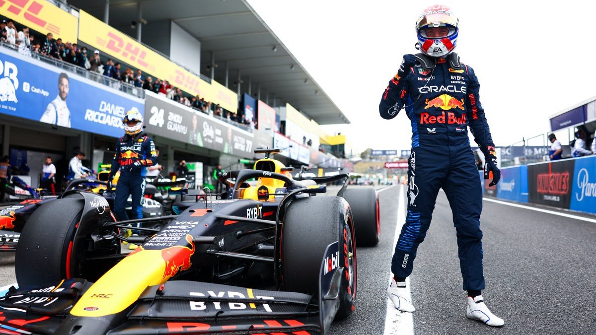 Verstappen se baja del coche con la cuarta pole en el bolsillo. (Red Bull Content Pool)