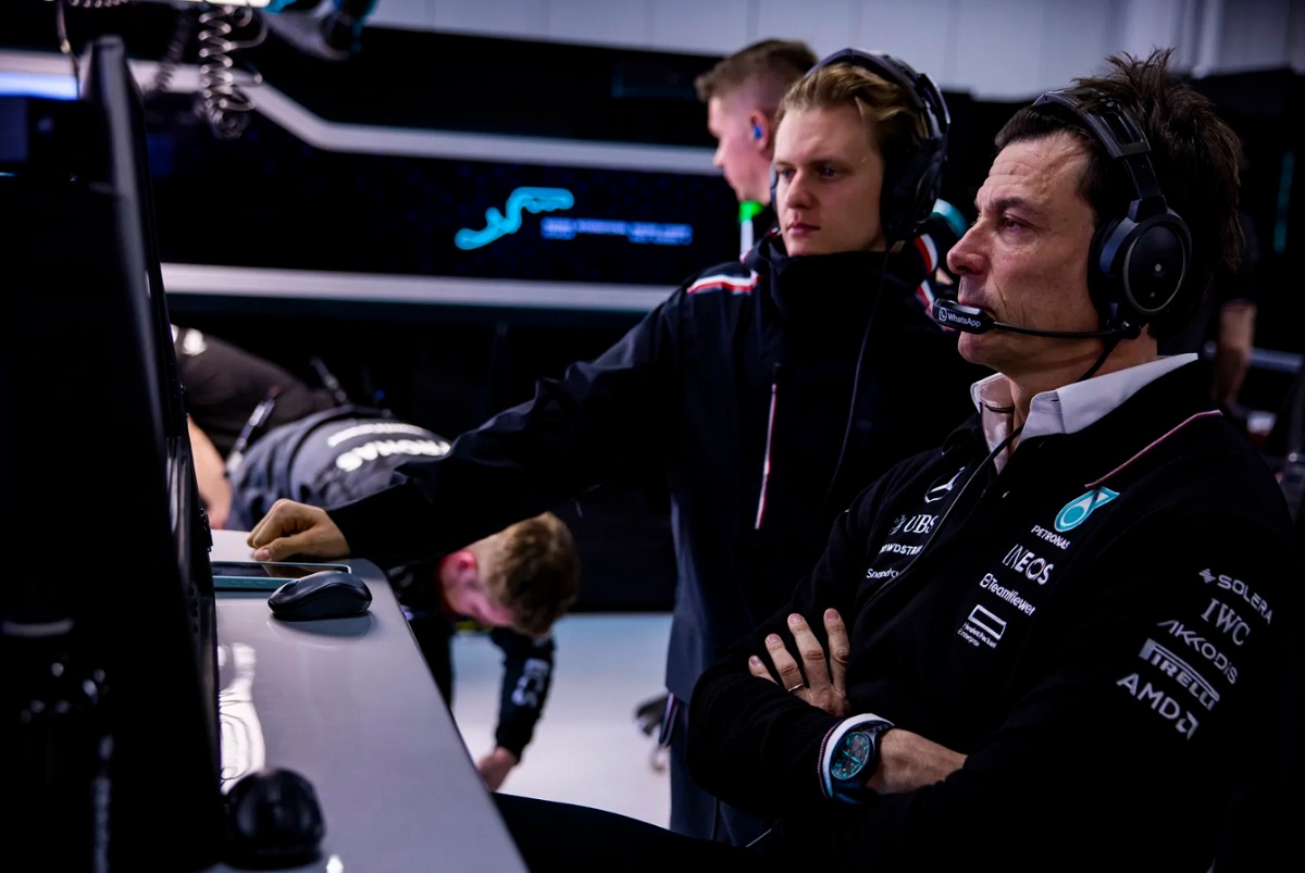 Wolff, junto al relevo Mick Schumacher, en el box de Suzuka. (Sam Bloxham)