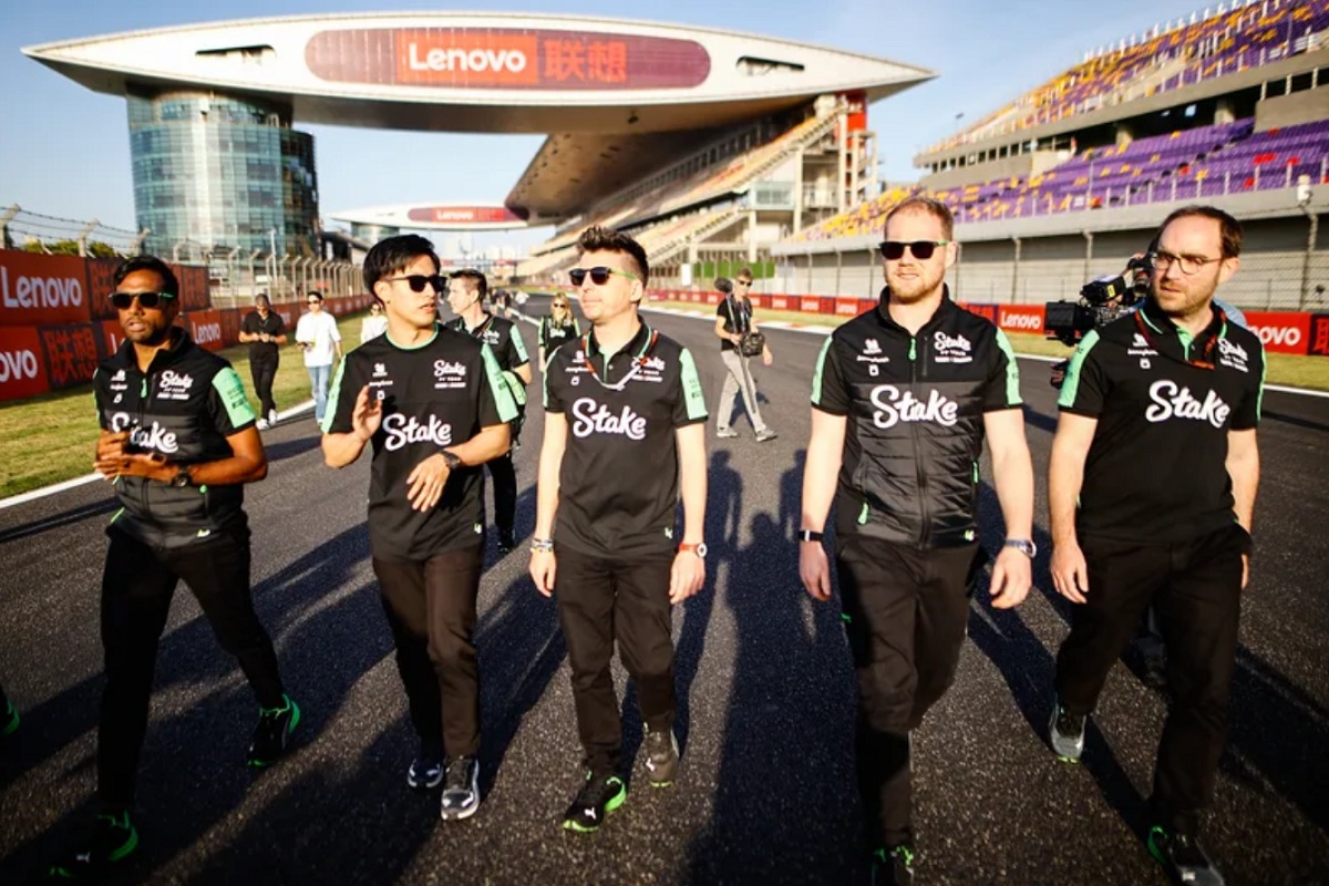 Zhou recorriendo a pie el trazado del Shangai International Circuit. (Andy Hone)