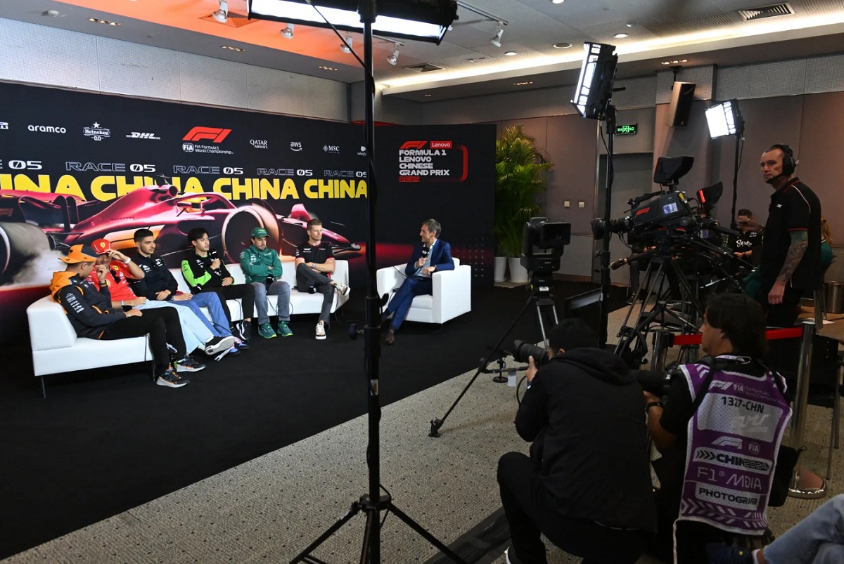 Zhou en la rueda de prensa en el circuito de Shangai. (Mark Sutton)