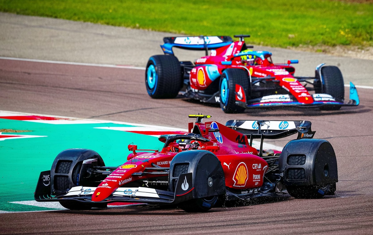 Bearman, con el F175 de 2022, con los guardabarros colocados y Shwartzman, a bordo del SF24, como coche de control. (Federico Basile / The Race)