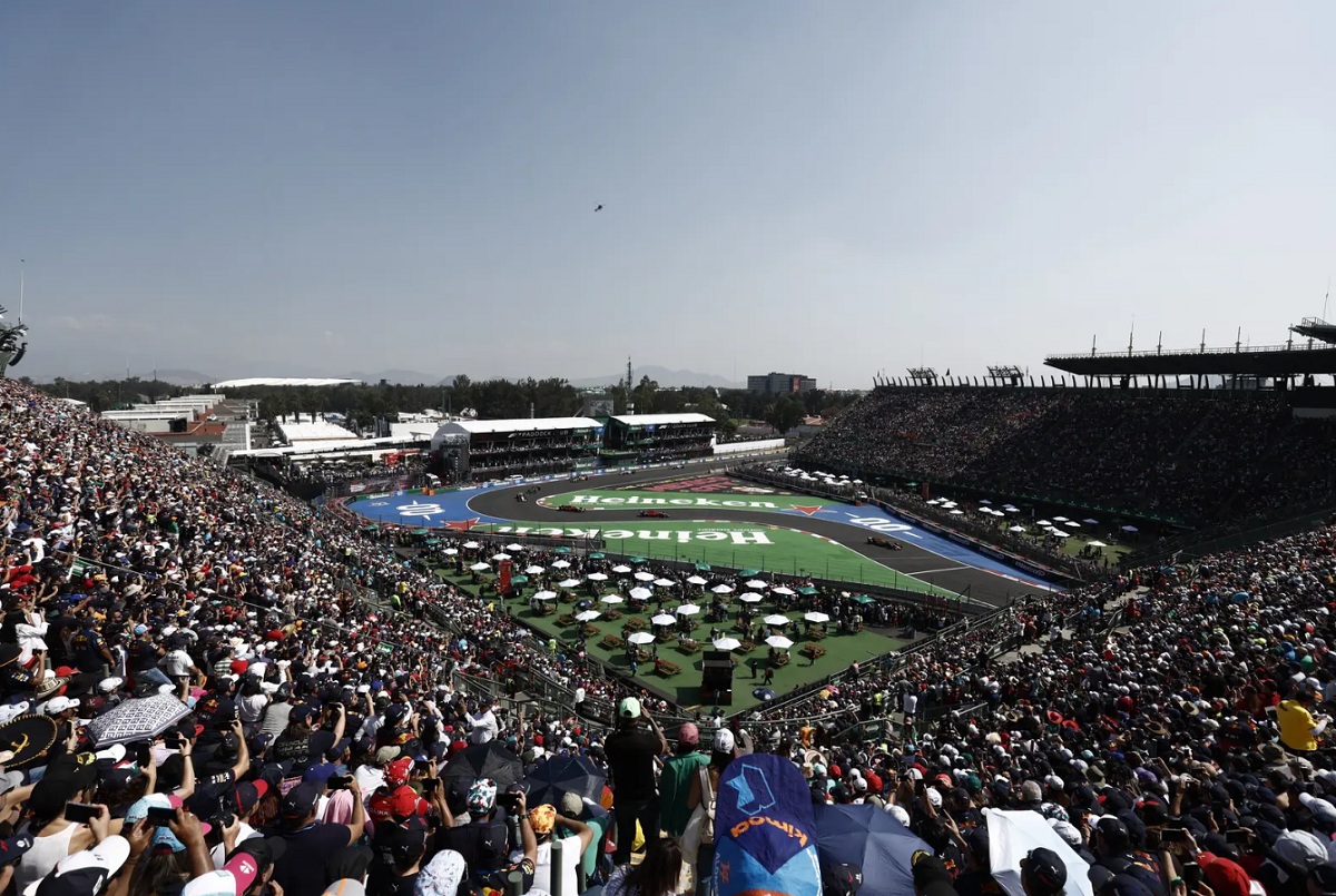 El Foro Sol, la grada más famosa del Autódromo Hermanos Rodríguez. (Archivo / Zak Mauger, 2023)