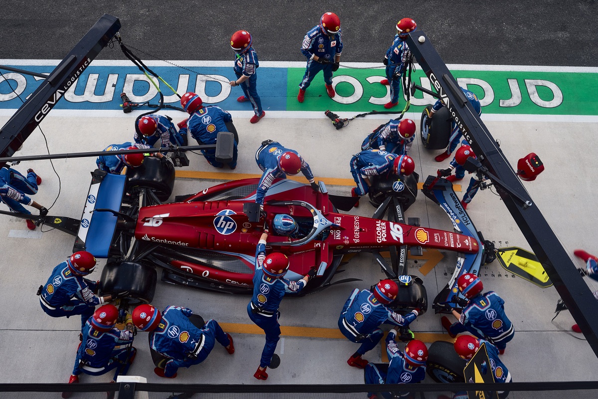 Leclerc durante su único pit stop. (Ferrari Media Centre) 